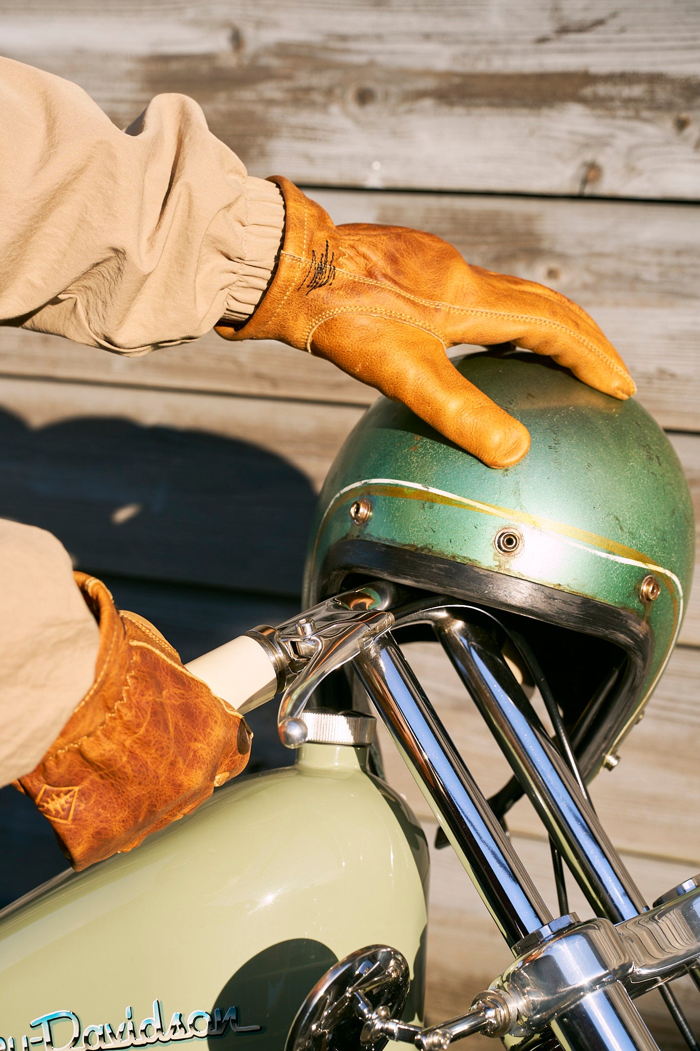 PULL-UP LEATHER GLOVE
